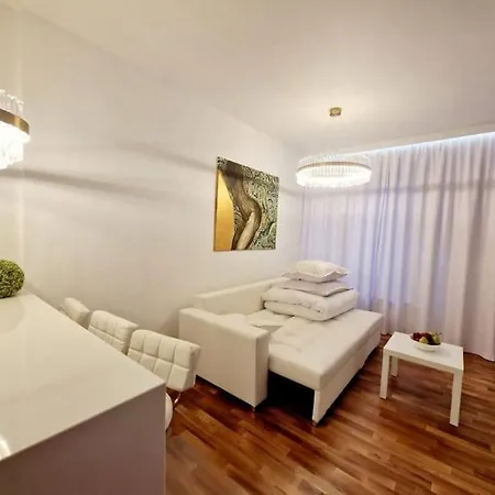 Luxury Princessa & Garage & Cable Tv Channels وارسو