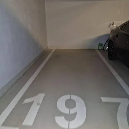 Luxury Princessa & Garage & Cable Tv Channels * 바르샤바