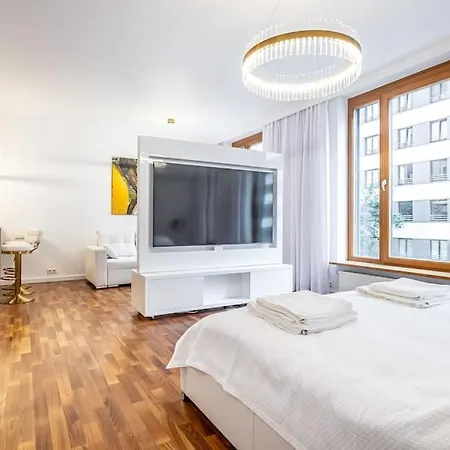 Luxury Princessa & Garage & Cable Tv Channels * وارسو